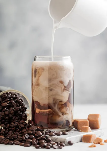 Verter Leche Vaso Con Café Negro Helado Con Frasco Vidrio — Foto de Stock