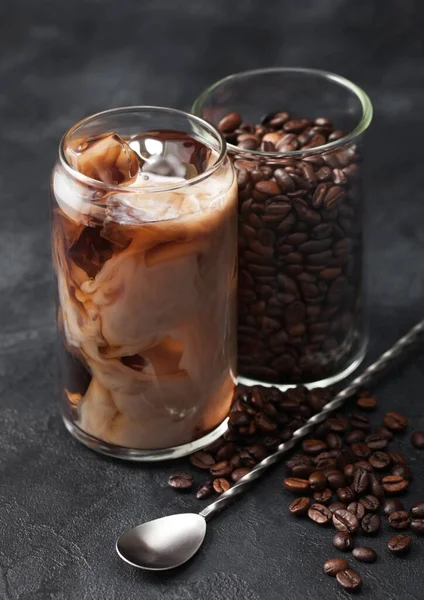 Glas Eisgekühlter Kalter Kaffee Und Milch Mit Kostenlosen Rohen Kaffeebohnen — Stockfoto