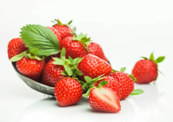 Frische Rohe Bio Erdbeeren Mit Blatt Stahlschale Auf Weißem Hintergrund — Stockfoto