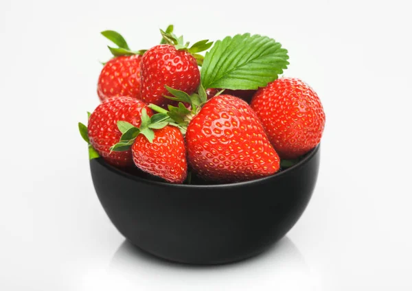 Frische Rohe Bio Erdbeeren Schwarzer Keramikteller Auf Weißem Hintergrund Beste — Stockfoto