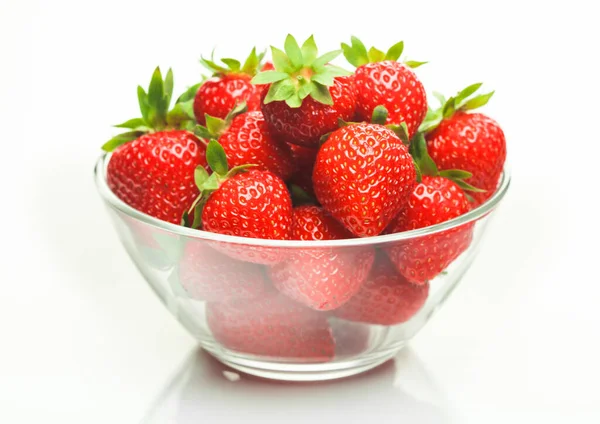 Frische Rohe Bio Erdbeeren Glasschale Teller Auf Weißem Hintergrund Makro — Stockfoto