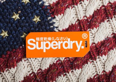 LONDON, İngiltere - SEPTEMBER 09, 2020: Amerikan bayraklı yün kumaş üzerindeki süper kuru etiket ve giyim etiketi.