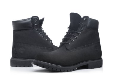 LONDON, İngiltere - TEPTEMBER 09, 2020: Timberland Premium siyah arka plandaki erkekler için 15 cm botlar.