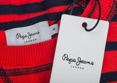 LONDON, İngiltere - SEPTEMBER 09, 2020: Pepe Jeans etiketi ve siyah pamuk kumaş etiketi.