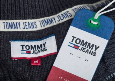 LONDON, İngiltere - SEPTEMBER 09, 2020: Tommy Hilfiger etiketi ve gri yün kumaş etiketi.