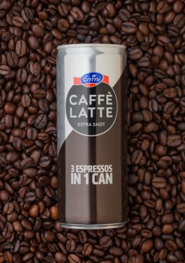 LONDON, İngiltere - SEPTEMBER 09, 2020: Taze çiğ kahve çekirdeklerinin üzerine ekstradan Emmi Cafe Latte Shot.