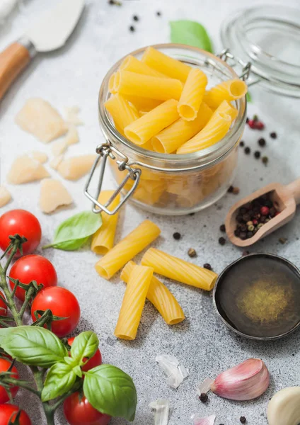 Cam Kavanozda Taze Çiğ Makarna Domates Fesleğen Sarımsak Yağlı Parmesan — Stok fotoğraf