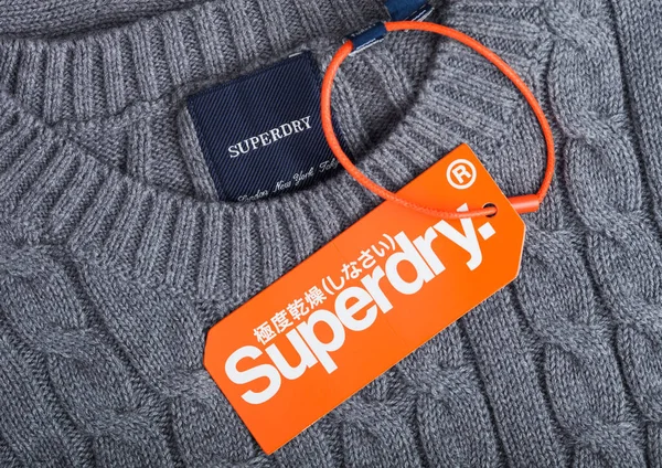 London September 2020 Superdry Etikett Und Bekleidungsanhänger Auf Grauem Wollstoff — Stockfoto