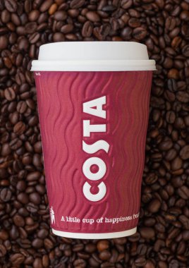 LONDON, İngiltere - 09 Eylül 2020: Kosta Kahvesi 'nin taze çiğ kahve çekirdekleri üzerine servis edilmesi için kağıt bardak.