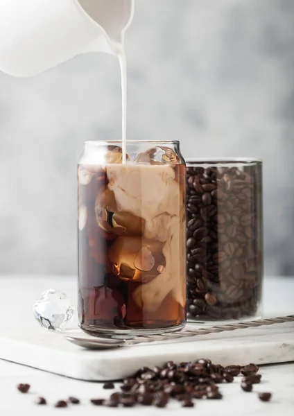 Milch Glas Mit Schwarzem Eiskaffee Mit Glasbehälter Mit Bohnen Und — Stockfoto