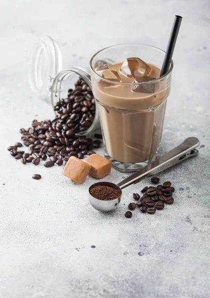 Vaso Café Helado Con Leche Con Frasco Granos Café Caramelo — Foto de Stock