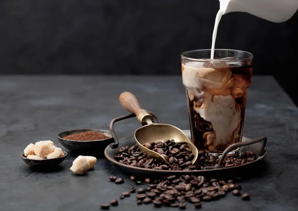 Taze Sütü Bir Bardak Buzlu Kahveye Fasulye Tepsisine Kamış Şekerli — Stok fotoğraf