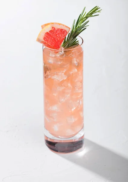 Highball Glas Van Zomer Rode Grapefruit Cocktail Met Ijsblokjes Fruitschijfje — Stockfoto