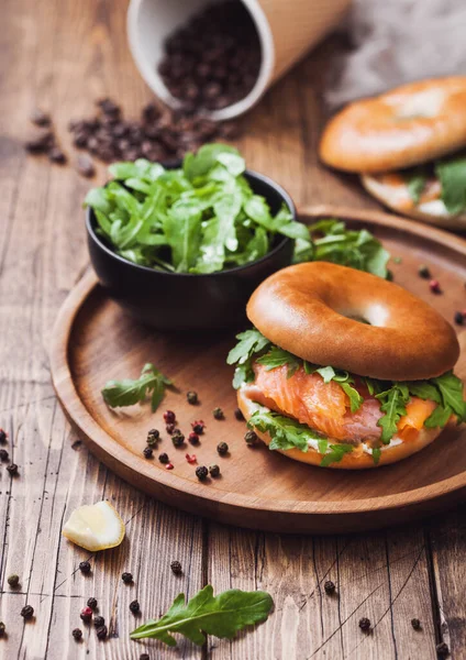 Sandwich Con Bagel Salmone Crema Formaggio Rucola Selvatica Ciotola Tazza — Foto Stock