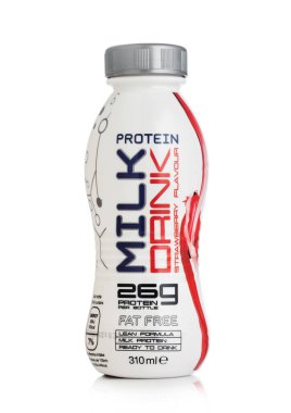 LONDON, İngiltere - 14 Ekim 2020: Beyaz arka planda çilek aromalı bir şişe Protein Sütü.