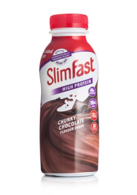 LONDON, İngiltere - 14 Ekim 2020: Beyaz arka planda bir şişe Slimfast yüksek protein chuncky çikolata karışımı.
