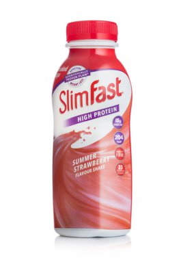 LONDON, İngiltere - 14 Ekim 2020: Beyaz arka planda bir şişe Slimfast yüksek proteinli yaz çileği karışımı.