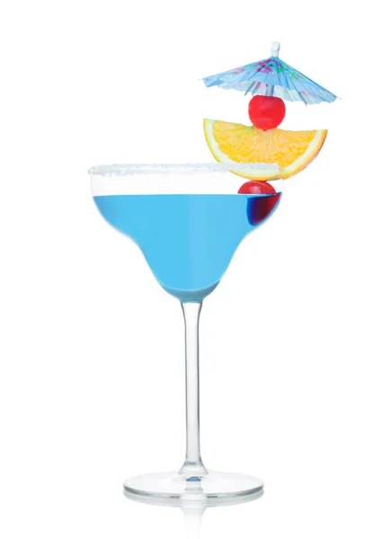 蓝色的泻湖 夏天的鸡尾酒 配上橘子片的玛格丽塔杯和白色背景的甜樱桃 — 图库照片