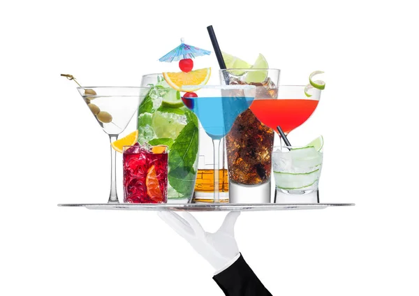 Batler Ober Met Witte Handschoenlade Met Diverse Cocktails Met Ijs — Stockfoto