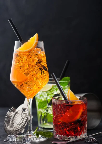 Szemüveg Spritz Mojito Negroni Koktélok Jégkockákkal Lime Narancs Szeletek Mentalevéllel — Stock Fotó