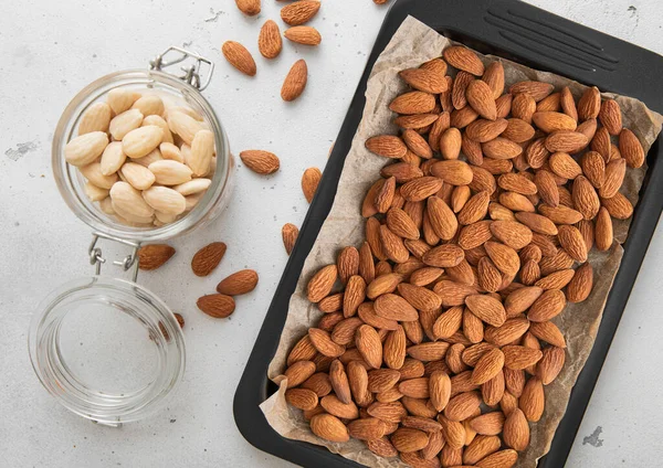 Dienblad Met Rauwe Gezonde Hele Amandelnoten Geschilde Noten Pot Lichte — Stockfoto