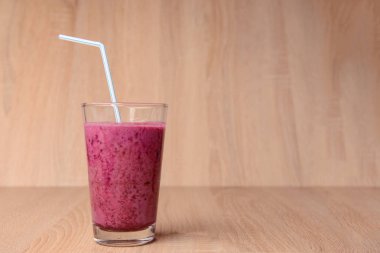 Blueberry smoothie muz rustik ahşap arka plan, seçici odak günü kahvaltıda taze çilek, chia tohum ile