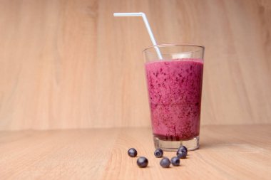 Blueberry smoothie muz rustik ahşap arka plan, seçici odak günü kahvaltıda taze çilek, chia tohum ile