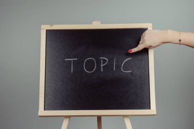 Beyaz tebeşir siyah bir kara tahta yazılı konu. gri arka planı