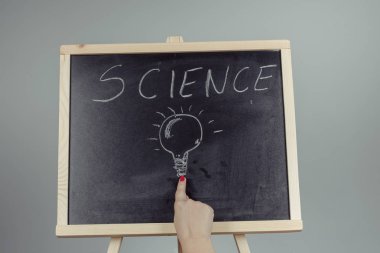 Bir öğretmen yazma bilim, gri arka plan kimya öğeleri koyu kara tahta el ile çizim