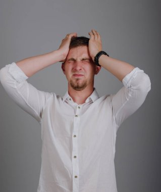 gri arka plan karşı güçlü bir ağrı ile genç adam