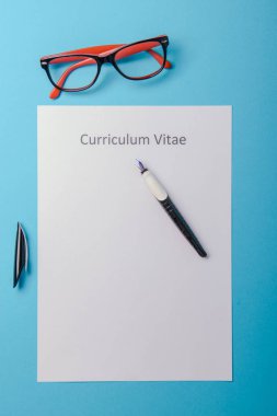 Müfredat vitae mavi arkaplan üzerine beyaz bir kağıda yazıldı