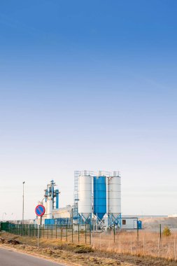 Mavi gökyüzü üzerinde modern endüstriyel dış bina