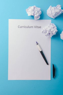 Müfredat vitae mavi arkaplan üzerine beyaz bir kağıda yazıldı