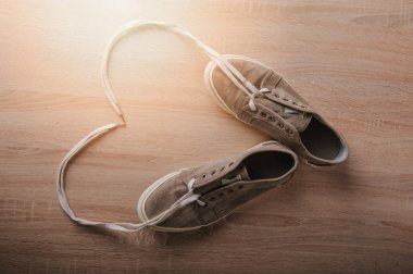 Ahşap masadaki mavi, kullanılmış ayakkabılar.