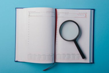 Kopya alanı ve office ile planlama iş sağlar. Büyüteç gözlük ve mavi arka plan üzerinde kırmızı gözlük