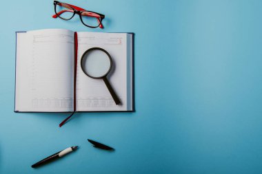 Kopya alanı ve office ile planlama iş sağlar. Büyüteç gözlük ve mavi arka plan üzerinde kırmızı gözlük