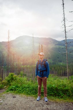 Yaz mevsiminde dağ yolunda erkek turist