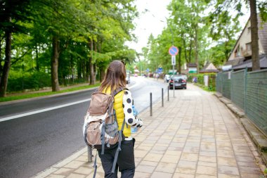 Güzel kadın avare modern kaldırım rahatlatıcı