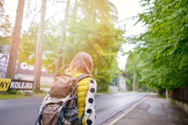 Güzel kadın avare modern kaldırım rahatlatıcı