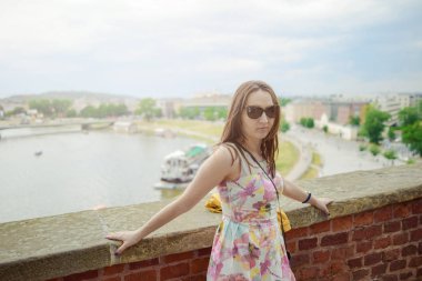 Nehirde seyir şık bir kız.