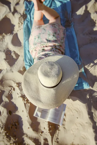 Retrato Una Joven Morena Relajándose Playa Leyendo Libro Hora Verano — Foto de Stock