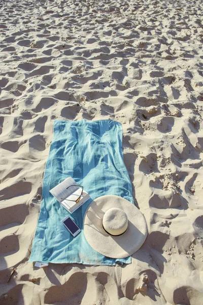Sfondo Spiaggia Con Cappello Asciugamano Occhiali — Foto Stock