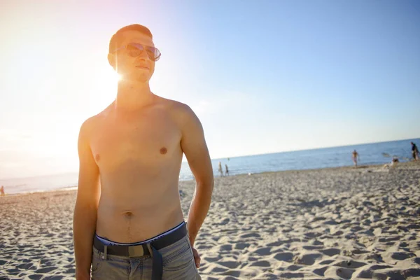 Junger Mann Endlich Ohne Shirt Strand Sommerzeit — Stockfoto