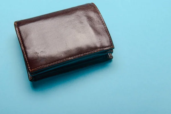 Brown Mans Läder Plånbok Blå Bakgrund — Stockfoto