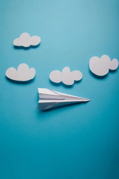 Papier Vliegtuig Vrouwelijke Hand Een Blauwe Achtergrond Met Wolken — Stockfoto