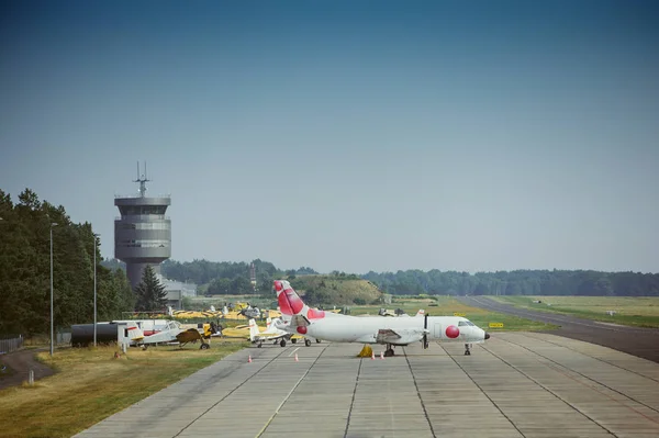 Flygplan Nära Terminalen Flygplats — Stockfoto