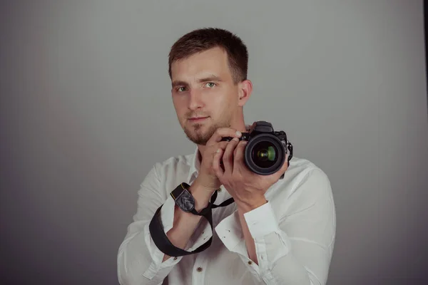 Young Man Using Professional Camera Studio — Stock Photo, Image
