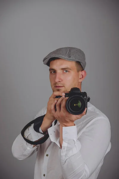 Junger Mann Mit Professioneller Kamera Studio — Stockfoto