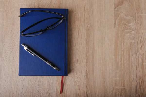 Cuaderno Con Pluma Escritorio Madera — Foto de Stock