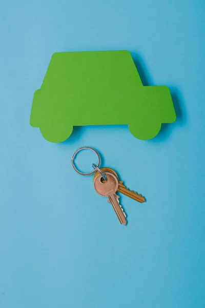 Papír Zelená Auta Figurka Klíči Pohled Shora Modrém Pozadí — Stock fotografie